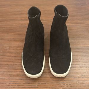Vince black suede boot. Size 36. Good condition